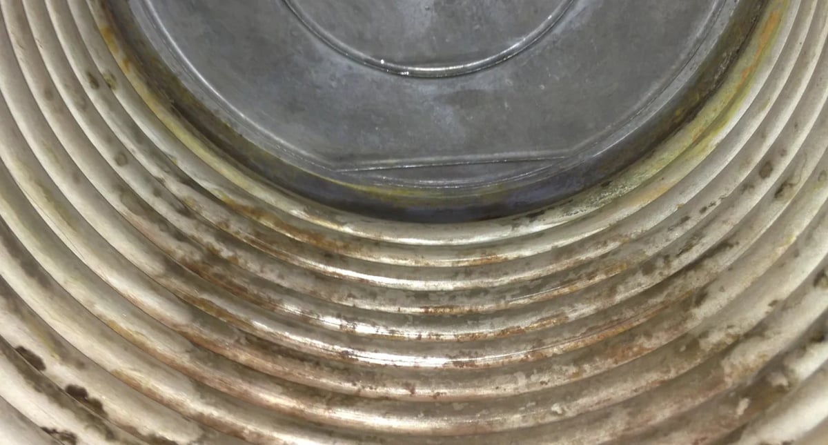 Gasheizung nach der Reinigung – Innenansicht eines gewellten Metallrohrs mit konzentrischen Rillenringen