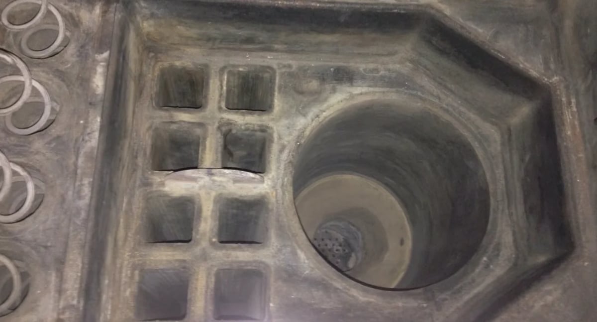 Pelletsheizung nach der Reinigung – Innenansicht einer Waschmaschinentrommel mit Metallrippen und Löchern